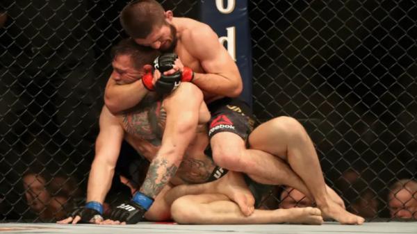 Khabib Nurmagomedov kecewa dengan nyali rivalnya Conor McGregor. Dia menyebut The Notorious sebagai petarung yang cuma banyak omong namun punya mental tempe. (Foto: Bleacher Report)