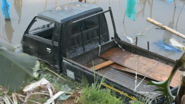 Pikap Penampakan mobil pikap yang terjun ke jurang 20 meter dan masuk kolam ikan di Limapuluh Kota, Sumbar (Agung Sulistyo/iNews)