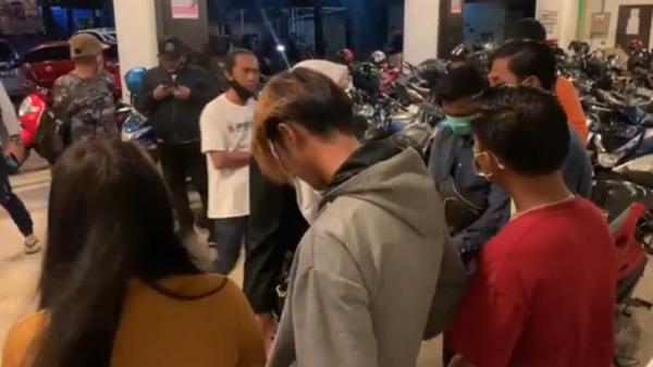 Petugas gabungan dari KPPAD dan Polda Kalbar gerebek prostitusi online (Uun Yuniar/iNews)