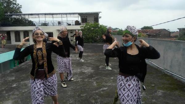 zumba berkebaya 2 Para instruktur senam saat menggelar zumba berkebaya secara virtual dalam rangka memperingati Hari Ibu, Selasa (22/12/2020). (Foto:ist)