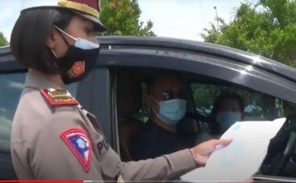 Kasatlantas Polres Brebes AKP Putri Noer Cholifah memeriksa pengguna jalan di Tol Pejagan, Brebes. (Foto: iNews/Yunibar)