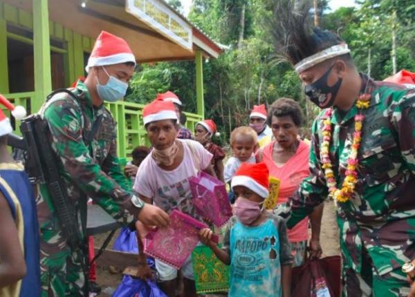 Satgas Pamtas RI-PNG memberikan hadiah Natal ke anak-anak di Keerom, Papua. (Foto: Puspenad)