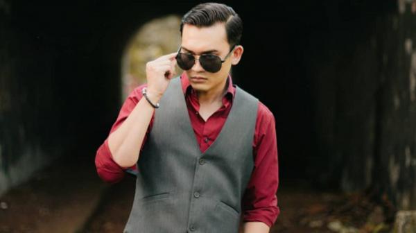 Pakai Kacamata Hitam, Ikbal Fauzi Pemeran Rendy Ikatan Cinta Digombalin Netizen: Manis, Bikin Diabetes