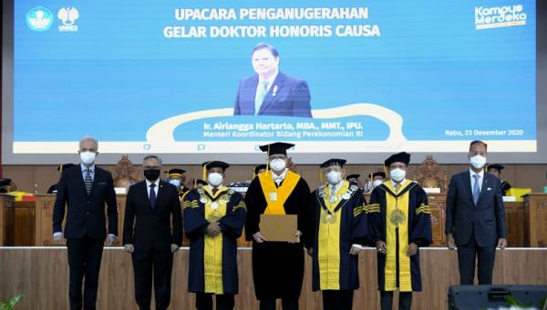 Airlangga Hartarto Rektor UNNES Prof Dr Fathur Rokhman MHum saat memberikan anugerah gelar doktor honoris causa kepada Menko Bidang Perekonomian sekaligus Ketua Umum Pengurus Besar Wushu Indonesia Dr Ir Airlangga Hartarto MBA MMT IPU di Auditorium UNNES. (Ist)