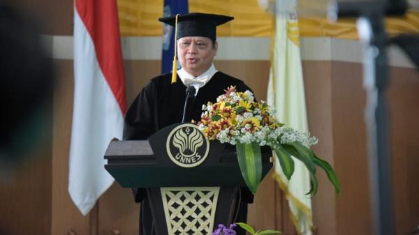 Menko Bidang Perekonomian sekaligus Ketua Umum Pengurus Besar Wushu Indonesia Dr Ir Airlangga Hartarto MBA MMT IPU mendapat anugerah gelar doktor honoris causa dari UNNES di Auditorium UNNES, Rabu (23/12/2020). (Foto: Istimewa)