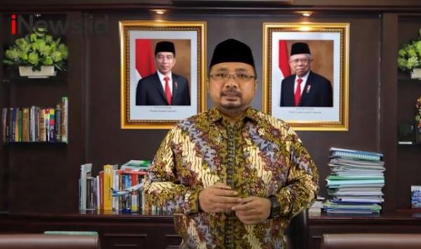Menag Gus Yaqut saat mengunjungi Gereja Blenduk Semarang, Kamis (24/12/2020). (Antara)