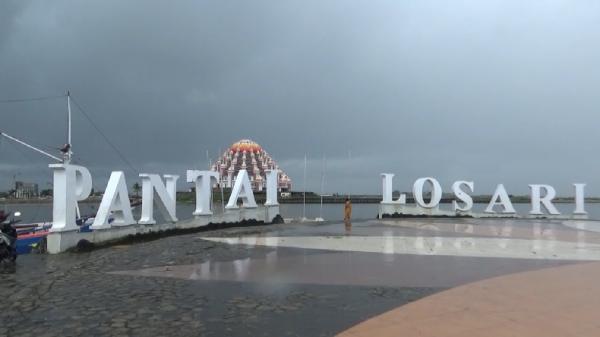 Pantai Losari Makassar sepi pengunjung. (Foto: iNews/Leo M Nur).