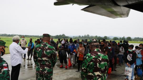 Warga Papua akan naik pesawat Hercules untuk pulang  dan merayakan Natal dan Tahun Baru 2021 (Puspen TNI)