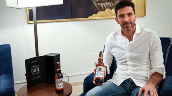 Buffon Gianluigi Buffon mendapat dua botol bir karena pernah dua kali dijebol Lionel Messi. (Foto: Instagram @gianluigibuffon)