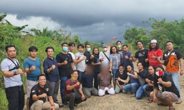 Tim gabungan Bareskrim Polri, Polda Kalsel, Polda Kalteng usai menangkap buronan kasus pembalakan liar. (Antara)