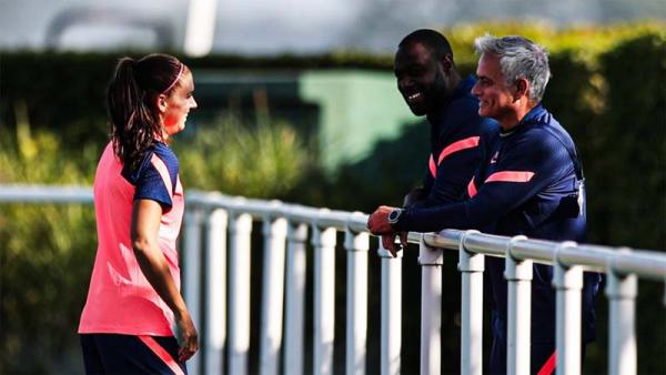 Mourinho Morgan Alex Morgan (kiri) sempat berbincang dengan Pelatih Tottenham Hotspur Jose Mourinho. (Foto: Tottenham Hotspur)
