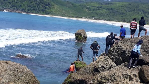 Petugas mengevakuasi jasad tanpa kepala di Pantai Modangan Malang, Jatim. (Foto: Humas Polres Malang)
