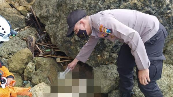 Petugas mengevakuasi jasad tanpa kepala di Pantai Modangan Malang, Jatim. (Foto: Humas Polres Malang)