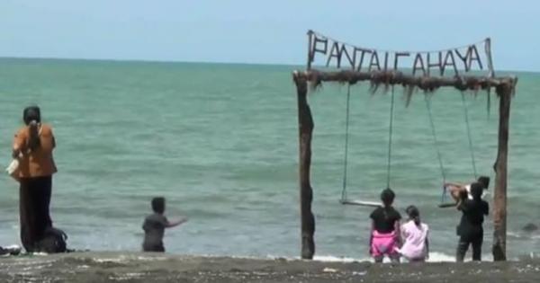 Pantai Cahaya Kendal Sepi Wisatawan saat Libur Natal