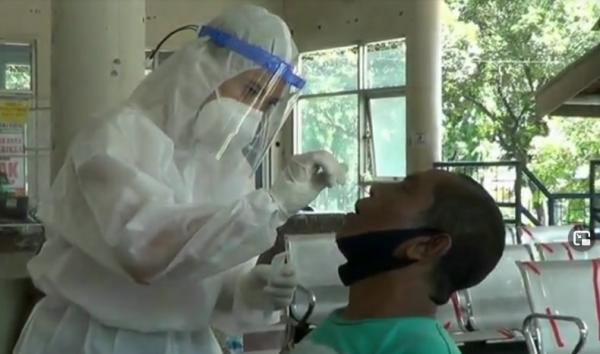 Rapid test antigen banyuwangi 2 Sopir truk yang hendak menyeberang ke Bali wajib mengikuti rapid test antigen gratis di Terminal Tanjungwangi, Banyuwangi, Jawa Timur. (iNews.id/Eris Utomo)
