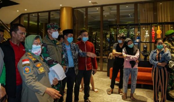 Wakil Wali Kota Pontianak memimpin razia prostitusi anak di sejumlah hotel berbintang di Pontianak, Jumat (25/12/20200 malam. Sebelas pasangan diamankan. (Foto: Istimewa)