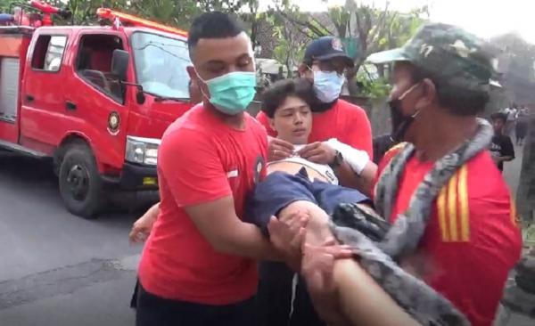 Petugas BPBD Denpasar mengevakuasi seorang pemuda yang nekat memanjat tower hendak mencoba bunuh diri. (iNews.id/Aris WIyanto)