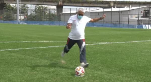 Direktur Utama PT Jakarta Propertindo (Jakpro), Dwi Wahyu Daryoto, melakukan tendangan di lapangan latih Jakarta International Stadium, Senin (28/12/2020) pagi. (Foto: Youtube Jakpro Group)