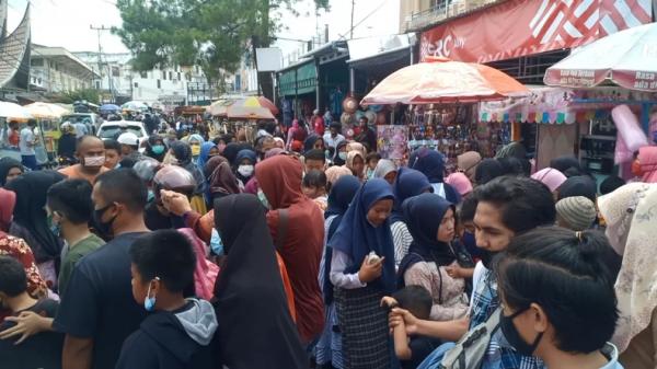 Kerumunan warga-1 Kerumunan warga saat objek wisata di Bukittinggi, Sumbar digratiskan (Wahyu Sikumbang/iNews)