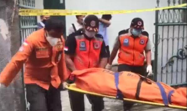 Petugas mengevakuasi jenazah Ni Putu Widyastuti yang tewas diduga akibat dibunuh. (iNews.id/Muhammad Muhyiddin)