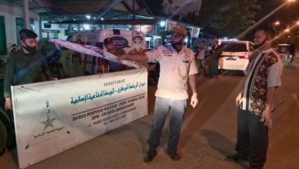 Petugas Gabungan Malam-Malam Copot Atribut FPI di Lhokseumawe
