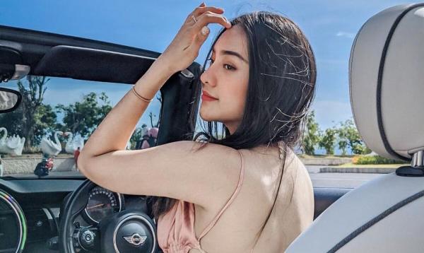 Anya Geraldine Tampil Seksi di Atas Mini Cooper Beratap Terbuka