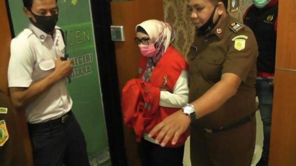 Mantan Kepala Dinas Kesehatan Lampung Utara, Maya Metissa, yang divonis 4 tahun penjara karena terbukti korupsi Bantuan Operasional Kesehatan. (Foto : Jimi Irawan/iNews)