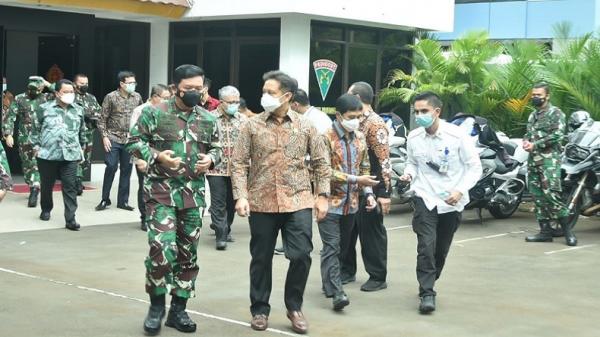 Panglima TNI Marsekal TNI Hadi Tjahjanto menerima kunjungan Menkes Budi Gunadi Sadikin bersama rombongan di Subden Denma Mabes TNI, Jalan Merdeka Barat, Jakarta Pusat, Kamis (31/12/2020). (Foto: Puspen TNI).