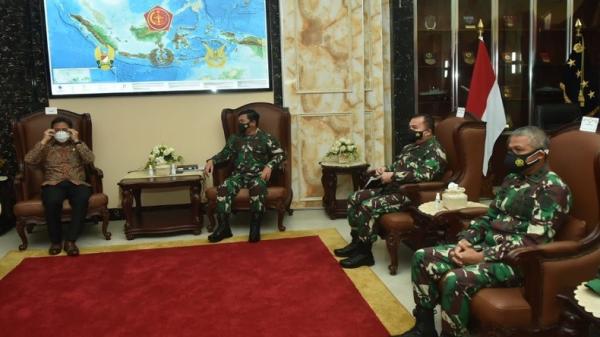 Panglima Tni 2 Panglima TNI Marsekal TNI Hadi Tjahjanto menerima kunjungan Menkes Budi Gunadi Sadikin bersama rombongan di Subden Denma Mabes TNI, Jalan Merdeka Barat, Jakarta Pusat, Kamis (31/12/2020). (Foto: Puspen TNI).