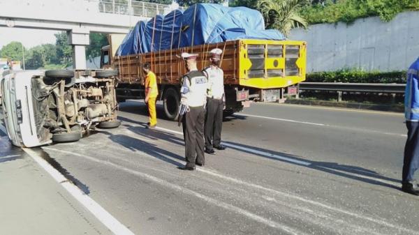 Kecelakaan terjadi di ruas Tol JORR Km 36.400 dari Jati Asih menuju Jati Warna, Rabu (20/5/2020). (Foto: TMC Polda Metro).