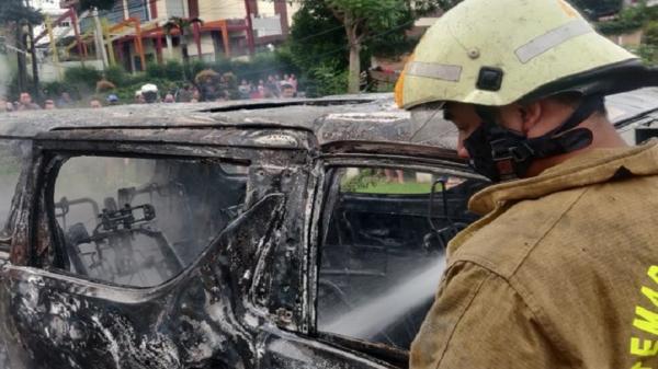 Mobil mewah berwarna terbakar di Jalan Iskandar Muda, Kebayoran Baru, Jakarta Selatan, Senin (11/5/2020). (Foto: Istimewa).