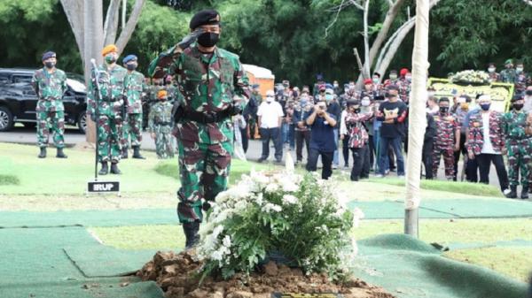 Panglima TNI Marsekal TNI Hadi Tjahjanto memimpin upacara kemiliteran pemakaman mantan Panglima TNI Jenderal TNI (Purn) Djoko Santoso di TPU San Diego Hills, Minggu (10/5/2020). (Foto: Puspen TNI).