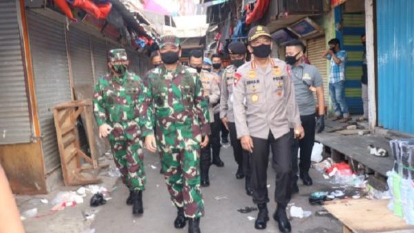 Panglima TNI Marsekal TNI Hadi Tjahjanto bersama Kapolri Jenderal Polisi Idham Azis meninjau Pasar Tanah Abang dan Bandara Soekarno Hatta, Kamis (11/6/2020). (Foto: Istimewa).