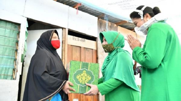 Persit Kartika Chandra Kirana memberikan 585 paket sembako kepada warga kurang mampu di tengah wabah virus corona (Covid-19), Selasa (19/5/2020). (Foto: Dispenad).