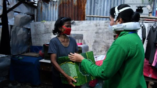 Persit Kartika Chandra Kirana memberikan 585 paket sembako kepada warga kurang mampu di tengah wabah virus corona (Covid-19), Selasa (19/5/2020). (Foto: Dispenad).