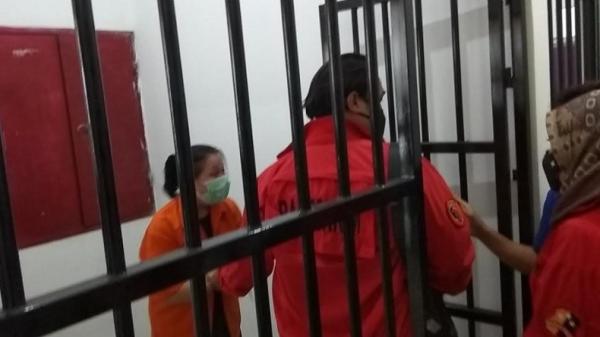 Tersangka pembobolan BNI senilai Rp1,7 triliun Maria Pauline Lumowa dibawa masuk tahanan Kejaksaan negeri Jakarta Selatan (Kejari Jaksel), Jumat (6/11/2020). (Foto: iNews.id/ Irfan Maruf).