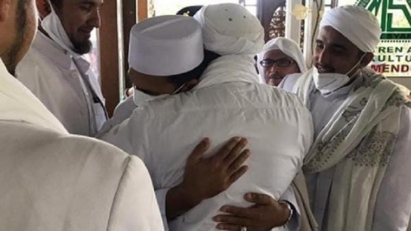 Kedatangan Ustaz Abdul Somad di Pondok Pesantren Alam dan Agrokultural Markaz Syariah, Kecamatan Megamendung, Kabupaten Bogor disambut Habib Rizieq Shihab. (Foto: Instagram).