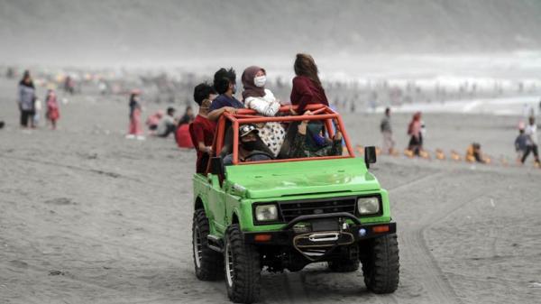 wisatawan memadati Pantai Parangkusumo. Tak jauh dari lokasi ini ada gumuk pasir yang sangat terkenal. Di tempat ini anda akan serasa di Arab. (Foto : Antara)