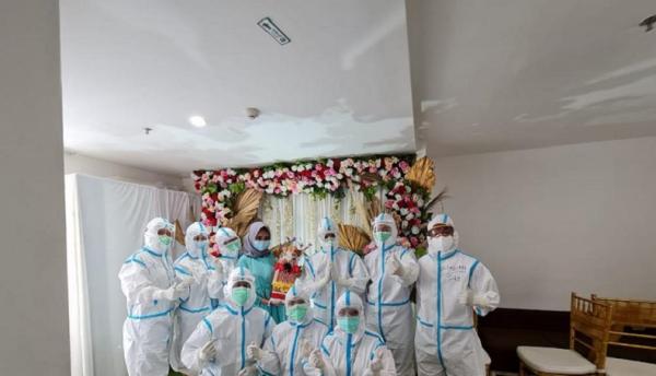 Pernikahan pasien Covid-19 terpisah dengan mempelai pria di RSD Wisma Atlet. (Foto dok Humas RSD Wisma Atlet).
