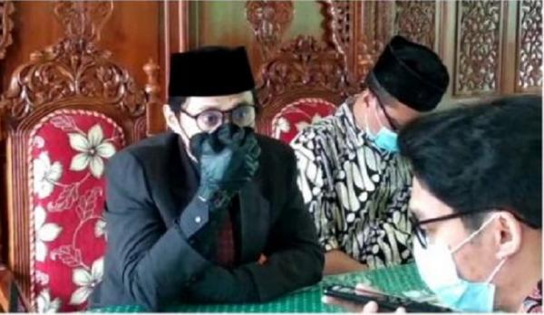 Mempelai pria berada di KUA Mampang Jakarta Selatan saat pernikahan terpisah. (Foto ist).