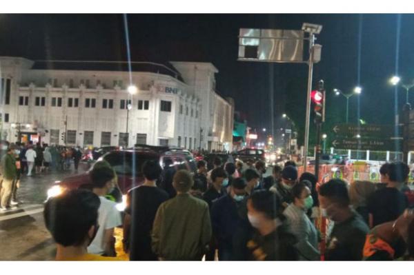 Masyarakat berkumpul di trotoar kawasan Titik Nol Kilometer, Kota Yogyakarta menyambut Tahun Baru 2021, Jumat (1/1/2021) dini hari. (Foto : Antara)