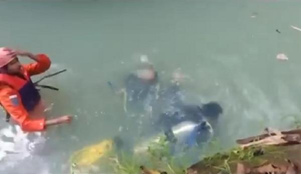 Tenggelam jembrana 2 Dua kakak-adik hilang diduga tenggelam saat mandi di Sungai Yeh Mekecir di Kabupaten Jembrana, Bali, Jumat (1/1/2021). (iNews.id/Nyoman Sudika)