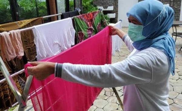 khofifah cuci baju Gubernur Jatim Khofifah Indar Parawansa menjemur baju, Minggu (3/1/2021). Hari ini Khofifah menjalani masa isolasi mandiri setelah dinyatakan positif Covid-19. (istimewa)