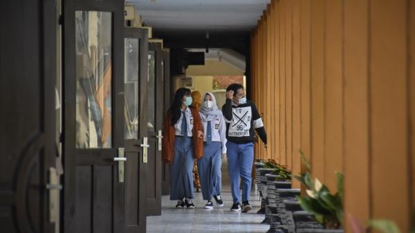 Plt Wali Kota Cimahi ketika menggelar rapat dengan Dinas Pendidikan dan dinas terkait lainnya untuk membahas kemungkinan sekolah tatap muka tingkat SMP dan SD diberlakukan di Cimahi, Senin (4/1/2021). Foto : Istimewa