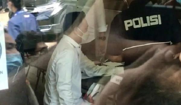Michael Yukinobu de Fretes (MYD) memenuhi panggilan polisi terkait video syur Gisel. (Foto Okezone).
