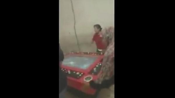 Sekelompok emak-emak menggerebek sarang perjudian di Kota Medan. (Istimewa)