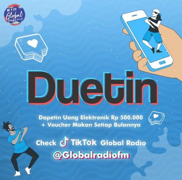 Global Radio 2 Personel Polres Jambi menyerahkan tali asih kepada keluarga ibu melahirkan yang meninggal karena jalan rusak. (foto: Antara)