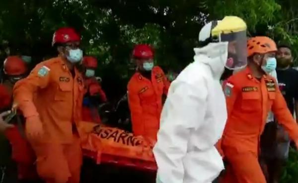 Petugas Basarnas Bali mengevakuasi mayat mengambang di Bendungan Kampus Universitas Udayana di Jimbaran, Senin (4/1/2020) sore ke RSUP Sanglah. (iNews.id/Bagus Alit)