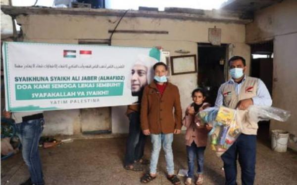 Anak-anak Palestina memanjatkan doa untuk kesembuhan Syekh Ali Jaber. (Foto: Media Sosial)