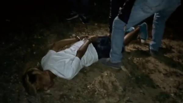 Pelaku curanmor nangis Pelaku curanmor di Limapuluh Kota, Sumbar menangis saat ditangkap polisi (Agung Sulistyo/iNews)